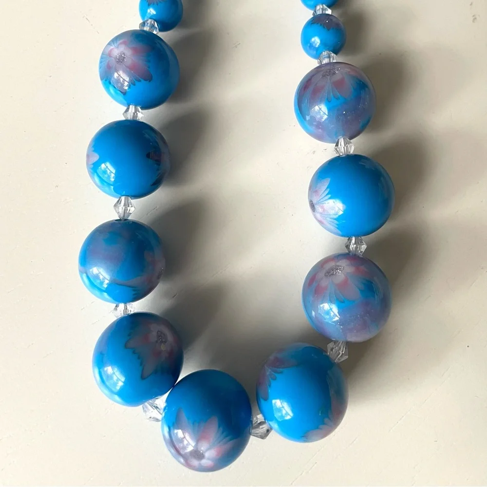 Vintage/style chunky graduated blue floral lucite? beaded necklace